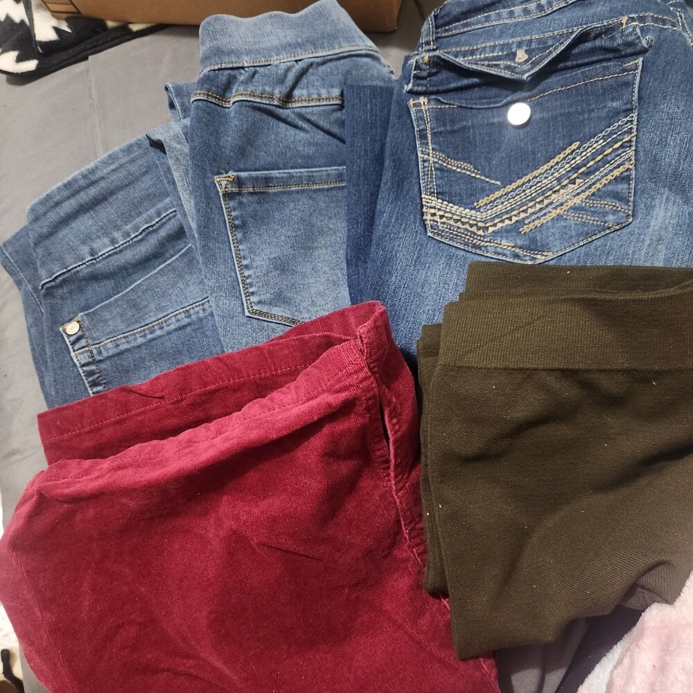 Lot of 3 pairs of jeans/jeggins, 1 skirt, 1 pair of leggins